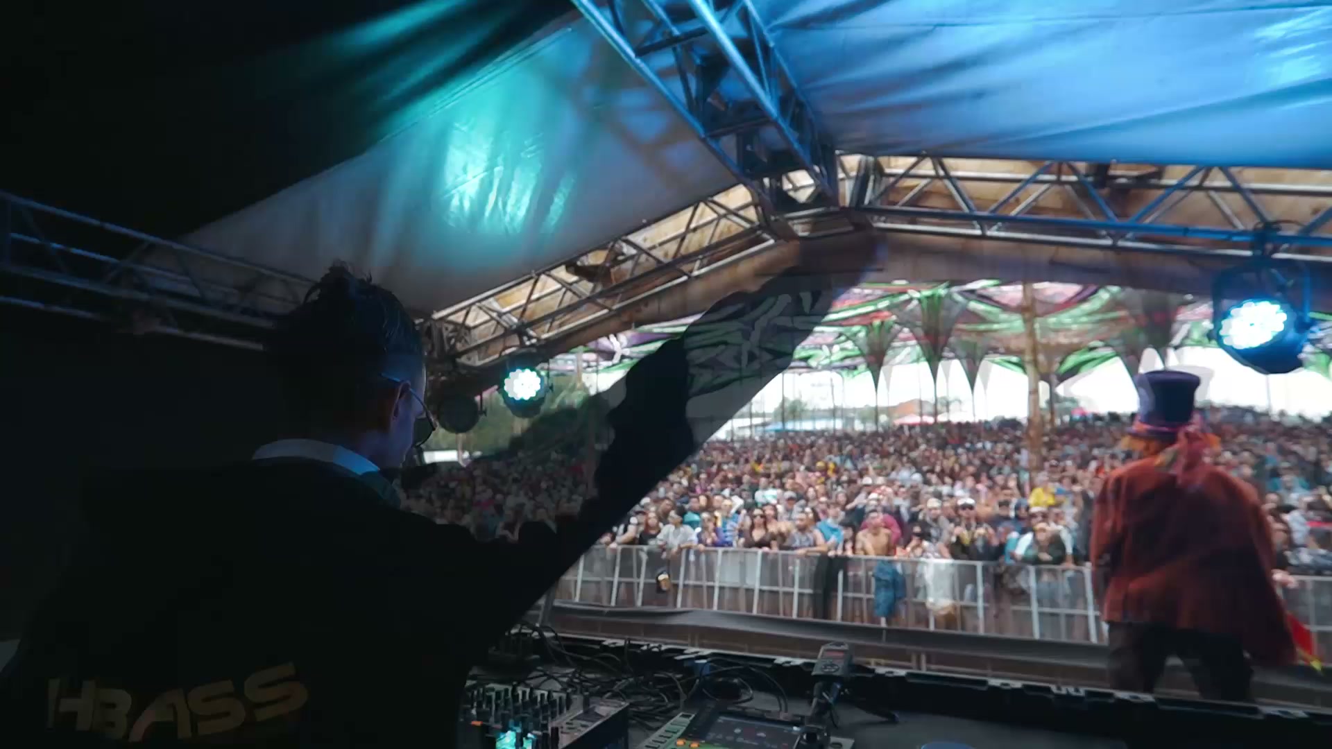 ShiBass greeting the Cyclus Festival crowd